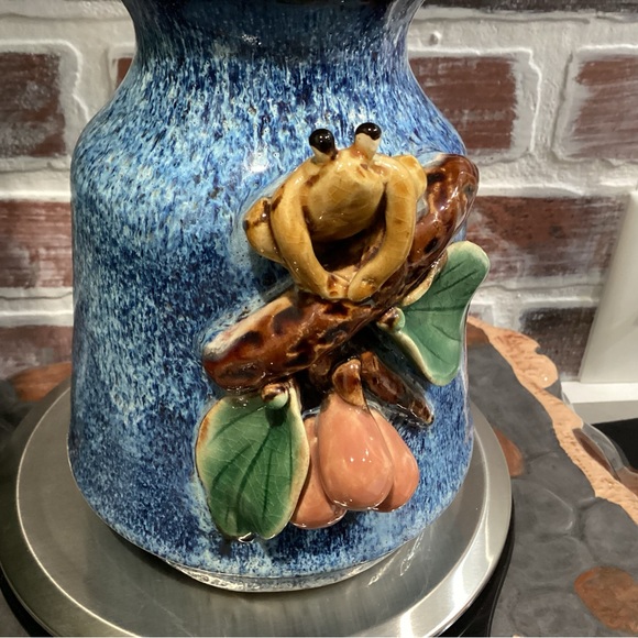 Stunning Hand Crafted Ceramic Frog Design Vase / Decor Piece - High Quality Art - Picture 11 of 13